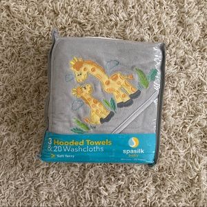 Set of 3 hooded towels and 20 washcloths NWT